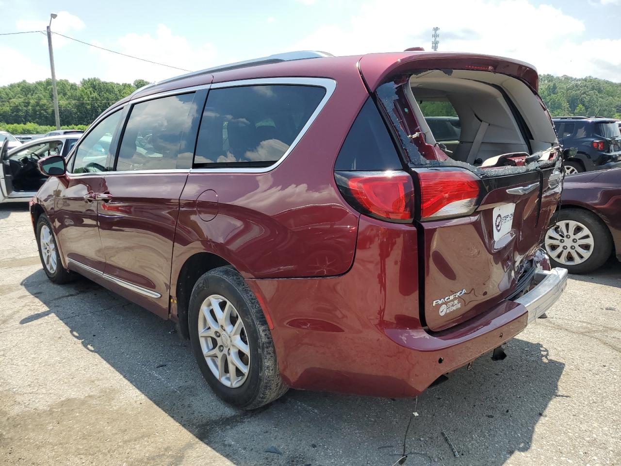 Image 2 of 2020 CHRYSLER PACIFICA TOURING L 2020 with VIN 2C4RC1BG8LR284373