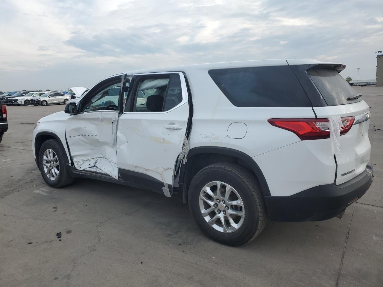 Obraz 2 z 2020 CHEVROLET TRAVERSE LS 2020 z VIN 1GNERFKW5LJ307038