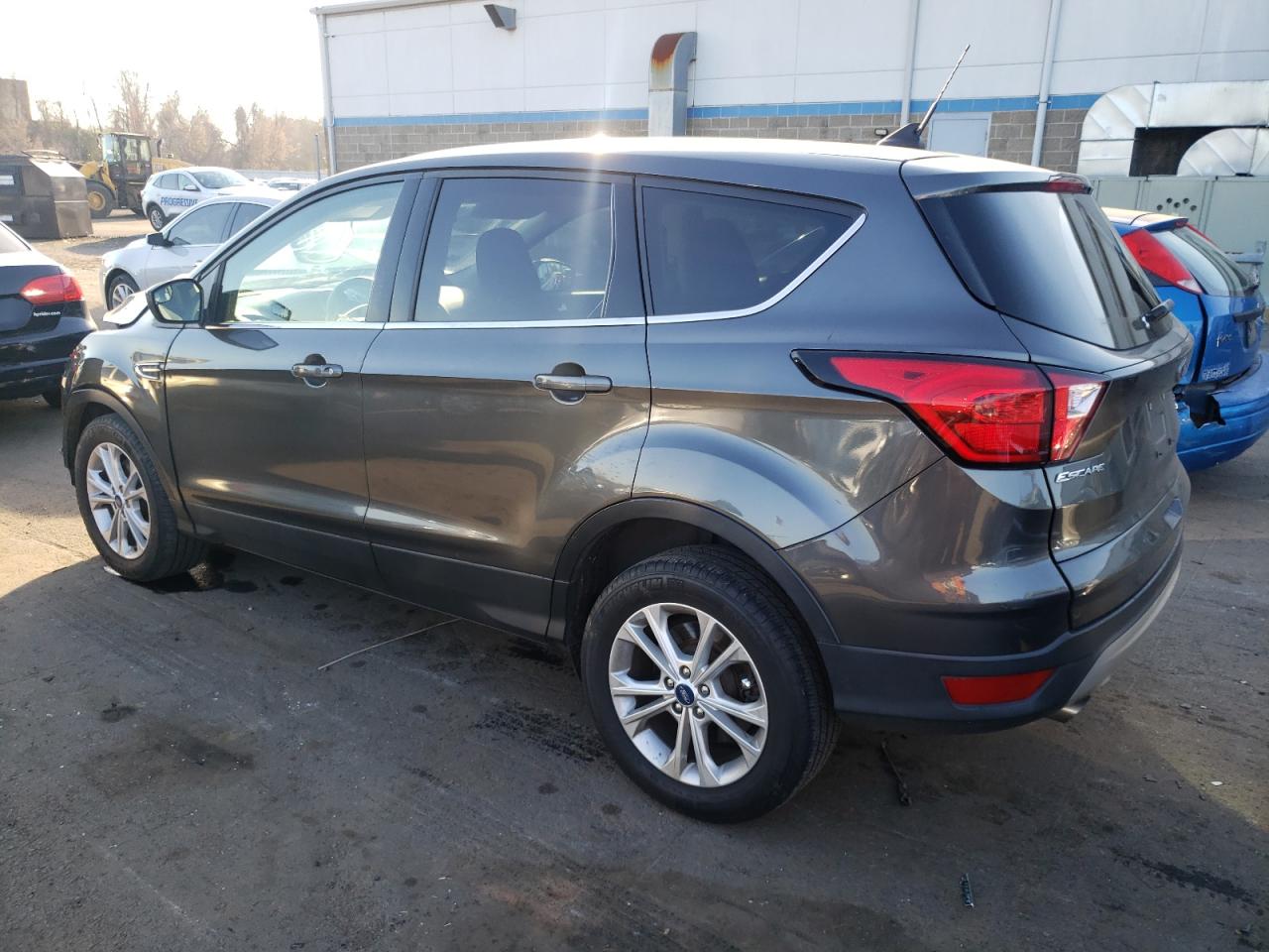 Изображение 2 2019 FORD ESCAPE SE 2019 с VIN 1FMCU9GD1KUA37628