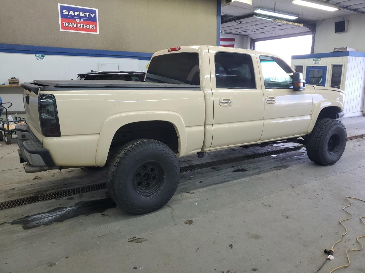 Obraz 3 z 2005 CHEVROLET SILVERADO K1500 2005 z VIN 2GCEK13T251322940