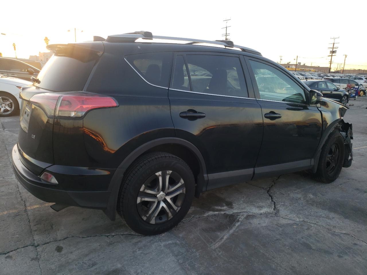 Image 3 of 2018 TOYOTA RAV4 LE 2018 with VIN 2T3ZFREV6JW498703
