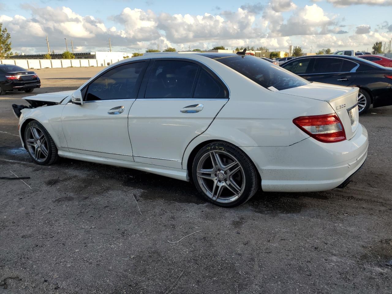 Obraz 2 z 2010 MERCEDES-BENZ C 300 2010 z VIN WDDGF5EB6AR116505