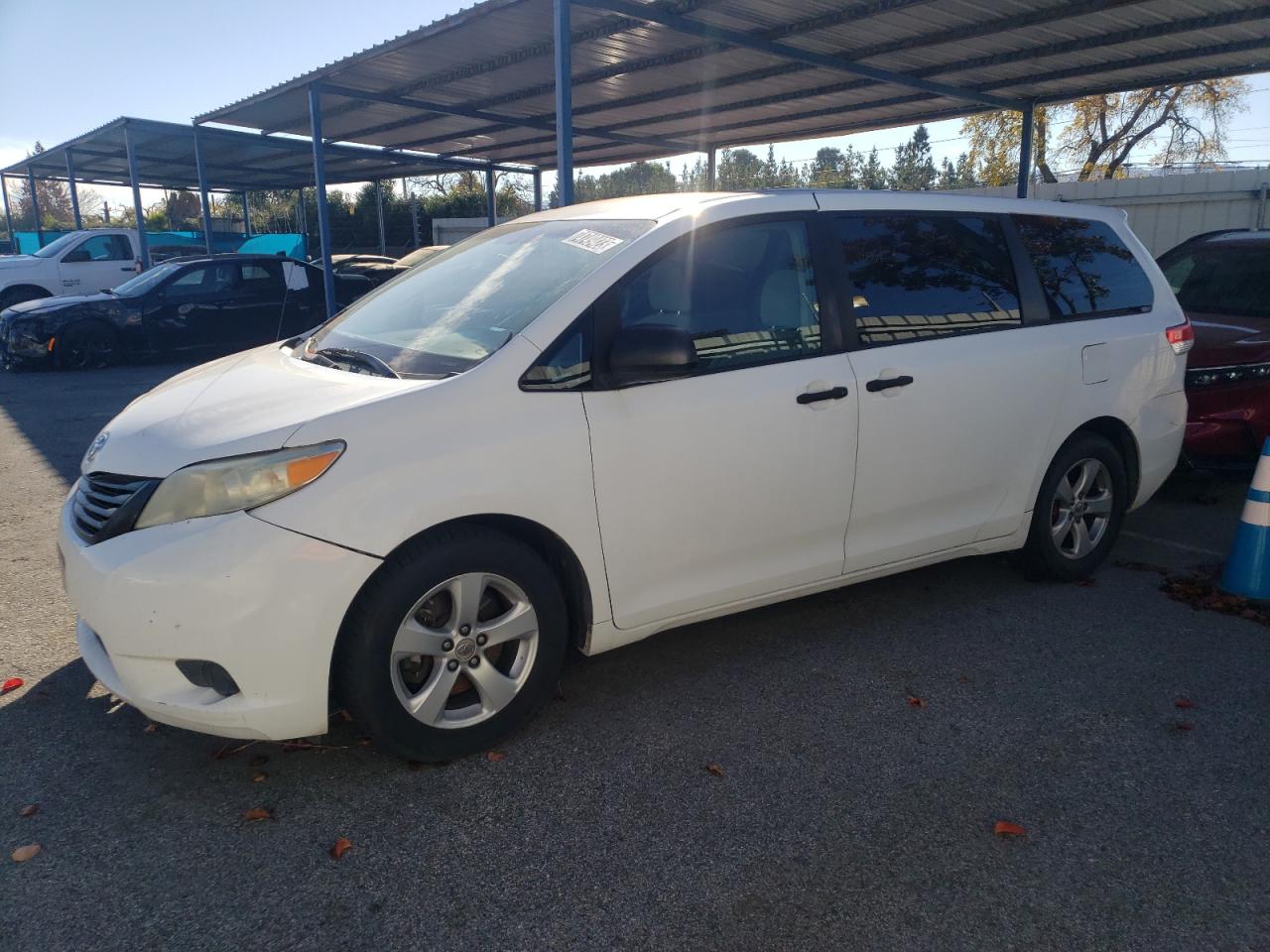 Obraz 1 z 2011 TOYOTA SIENNA  2011 z VIN 5TDZK3DCXBS033983