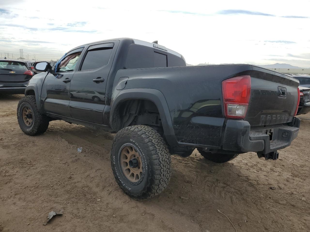 Obraz 2 z 2017 TOYOTA TACOMA DOUBLE CAB 2017 z VIN 3TMAZ5CN3HM027880