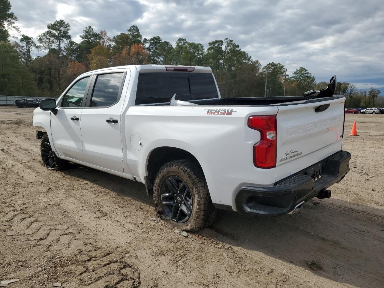 Image 2 of 2022 CHEVROLET SILVERADO K1500 LT TRAIL BOSS 2022 with VIN 3GCUDFEDXNG676494