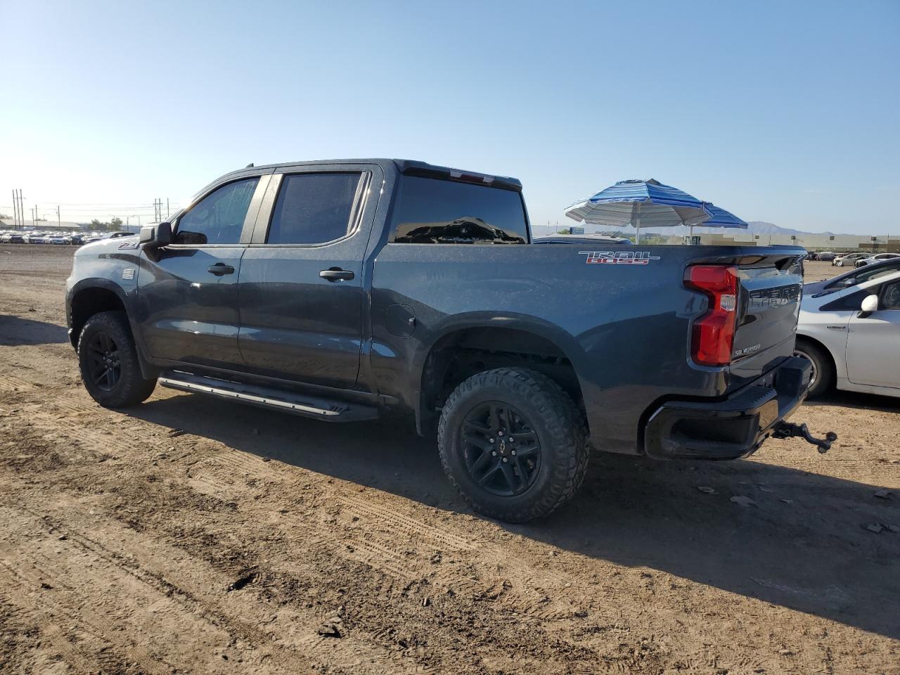 Obraz 2 z 2020 CHEVROLET SILVERADO K1500 TRAIL BOSS CUSTOM 2020 z VIN 1GCPYCEF8LZ255209