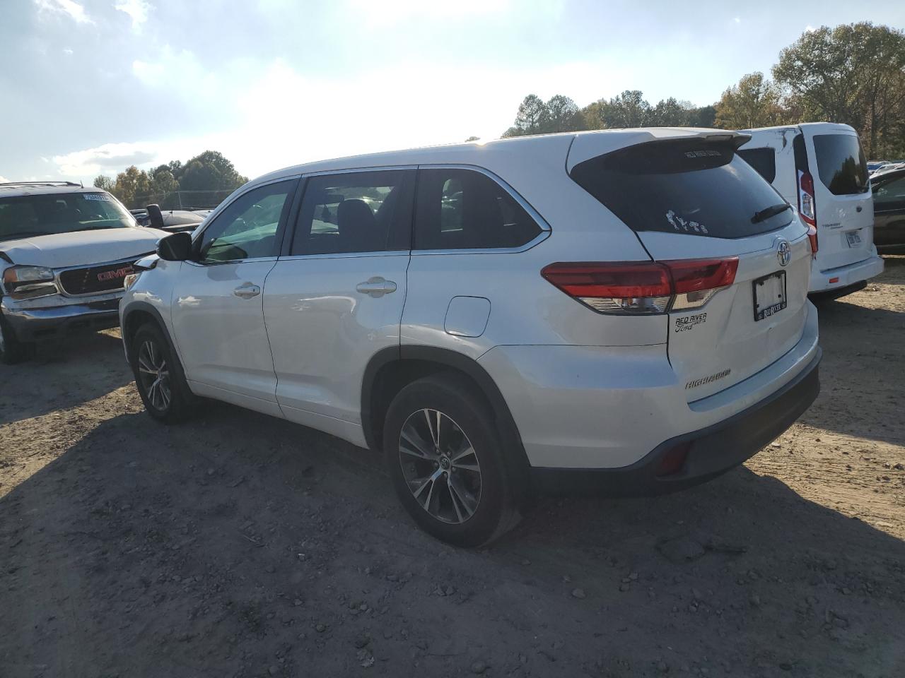 Image 2 of 2018 TOYOTA HIGHLANDER LE 2018 with VIN 5TDZARFH7JS039124