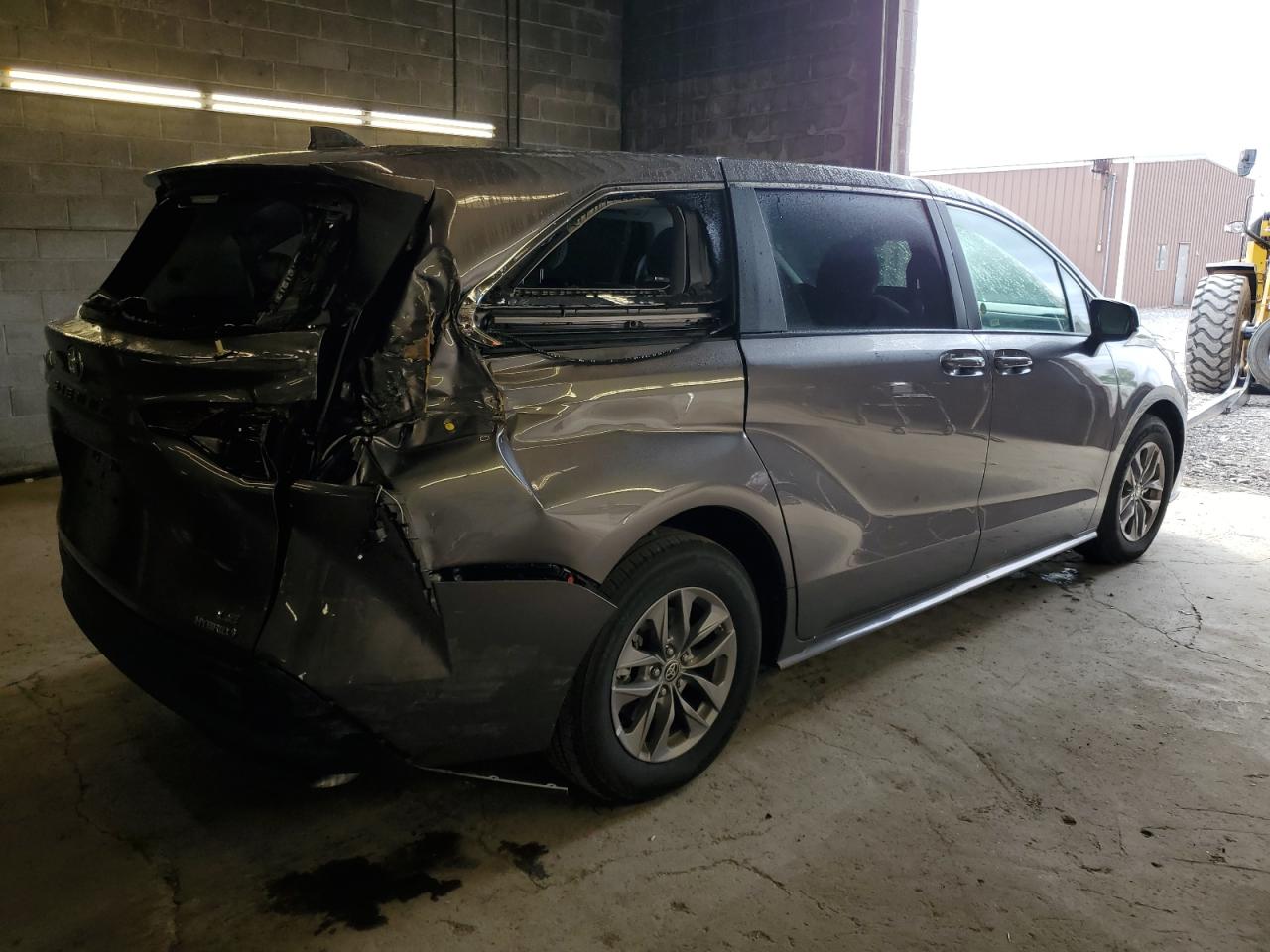 Изображение 3 2023 TOYOTA SIENNA LE 2023 с VIN 5TDKRKEC8PS166271