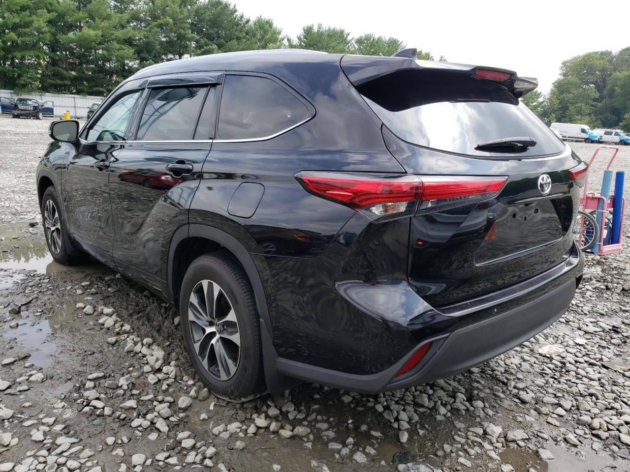 Image 2 of 2021 TOYOTA HIGHLANDER XLE 2021 with VIN 5TDGZRBH7MS544557
