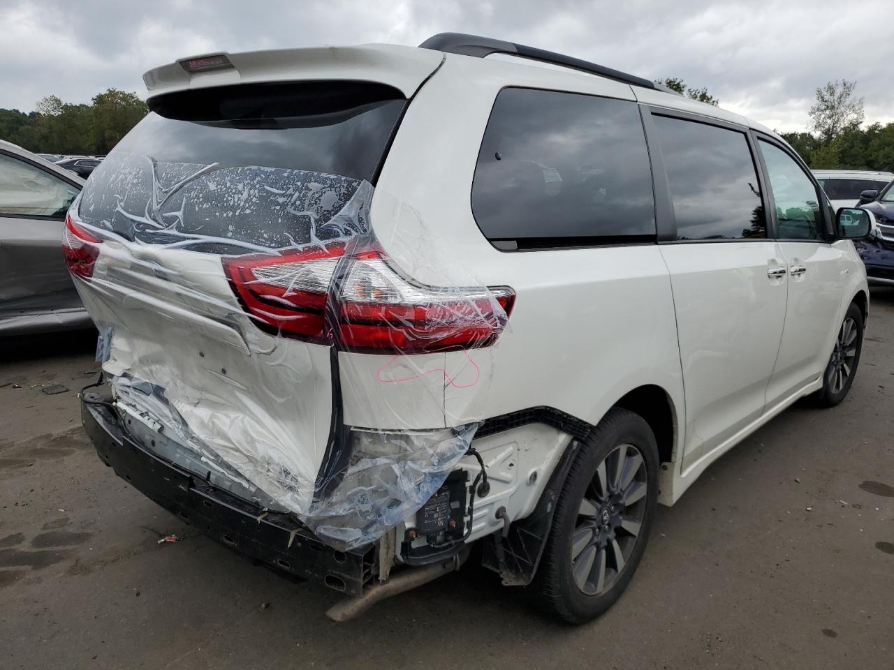 Image 3 of 2018 TOYOTA SIENNA XLE 2018 with VIN 5TDDZ3DC9JS201553