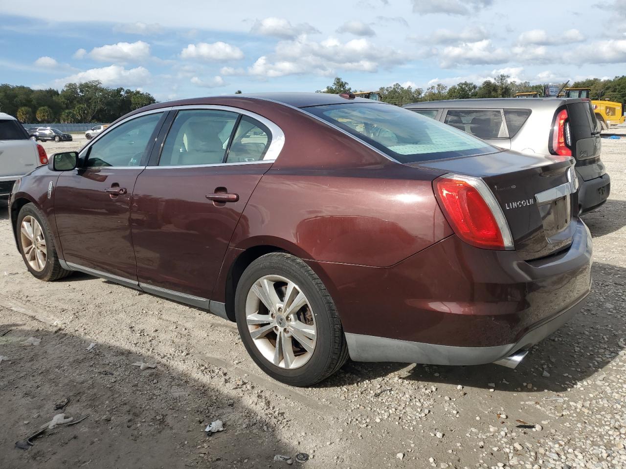 Изображение 2 2010 LINCOLN MKS  2010 с VIN 1LNHL9DR1AG609755