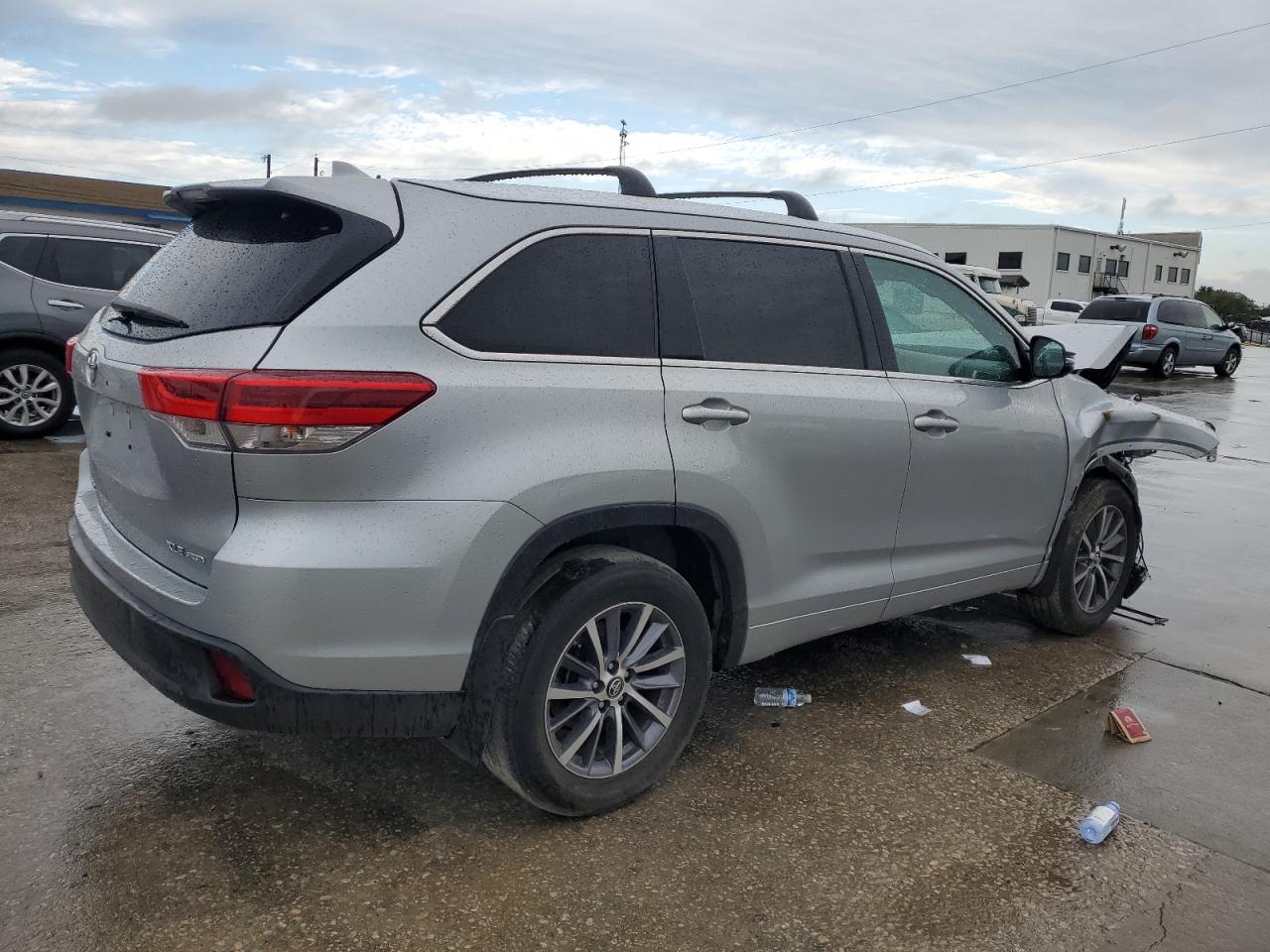 Image 3 of 2018 TOYOTA HIGHLANDER SE 2018 with VIN 5TDJZRFH6JS803888