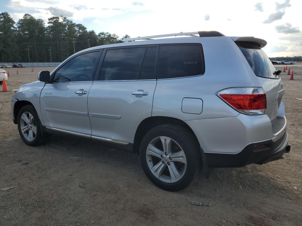 Image 2 of Toyota Highlander Limited 2013 with VIN 5TDDK3EH9DS243899
