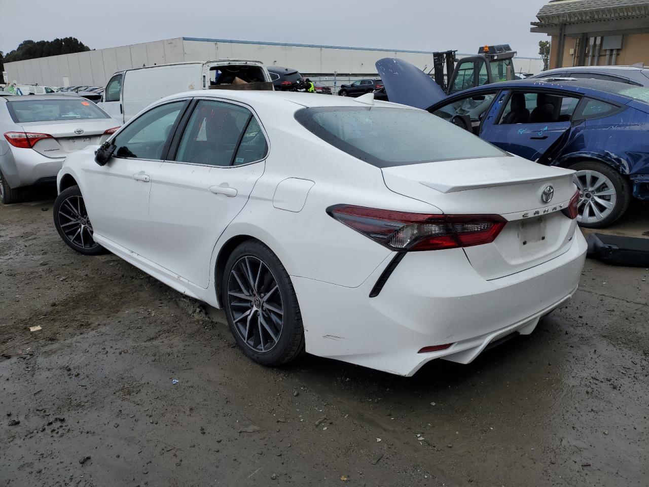 Obraz 2 z 2021 TOYOTA CAMRY SE 2021 z VIN 4T1G11AK3MU425207