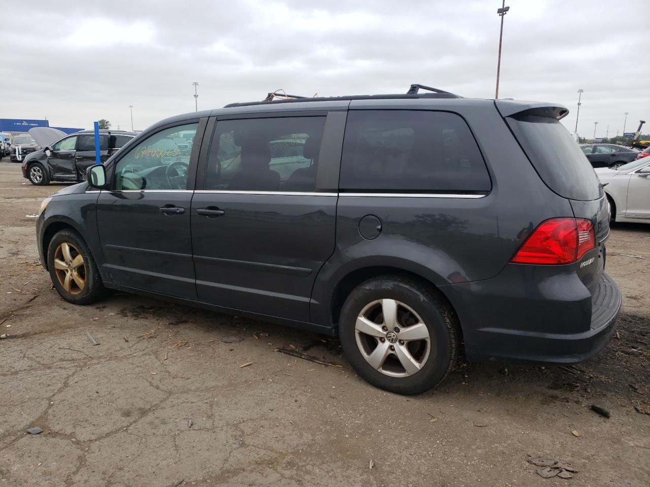 Image 2 of 2011 VOLKSWAGEN ROUTAN SE 2011 with VIN 2V4RW3DG4BR642511