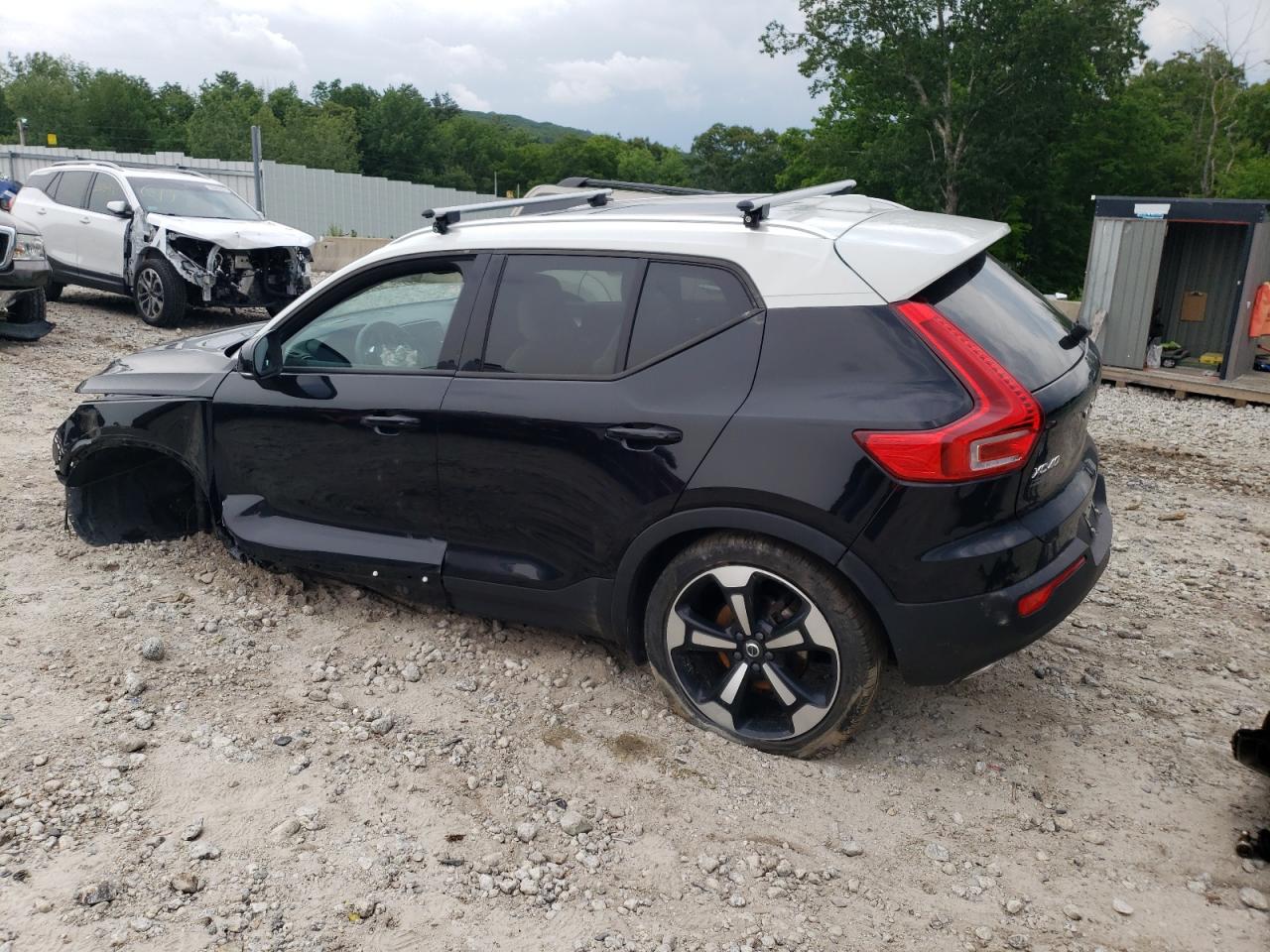 Obraz 2 z 2019 VOLVO XC40 T5 MOMENTUM 2019 z VIN YV4162UK6K2115863