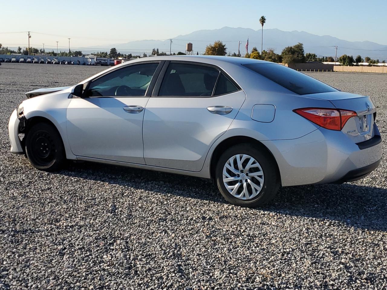 Изображение 2 2018 TOYOTA COROLLA L 2018 с VIN 5YFBURHE3JP790936