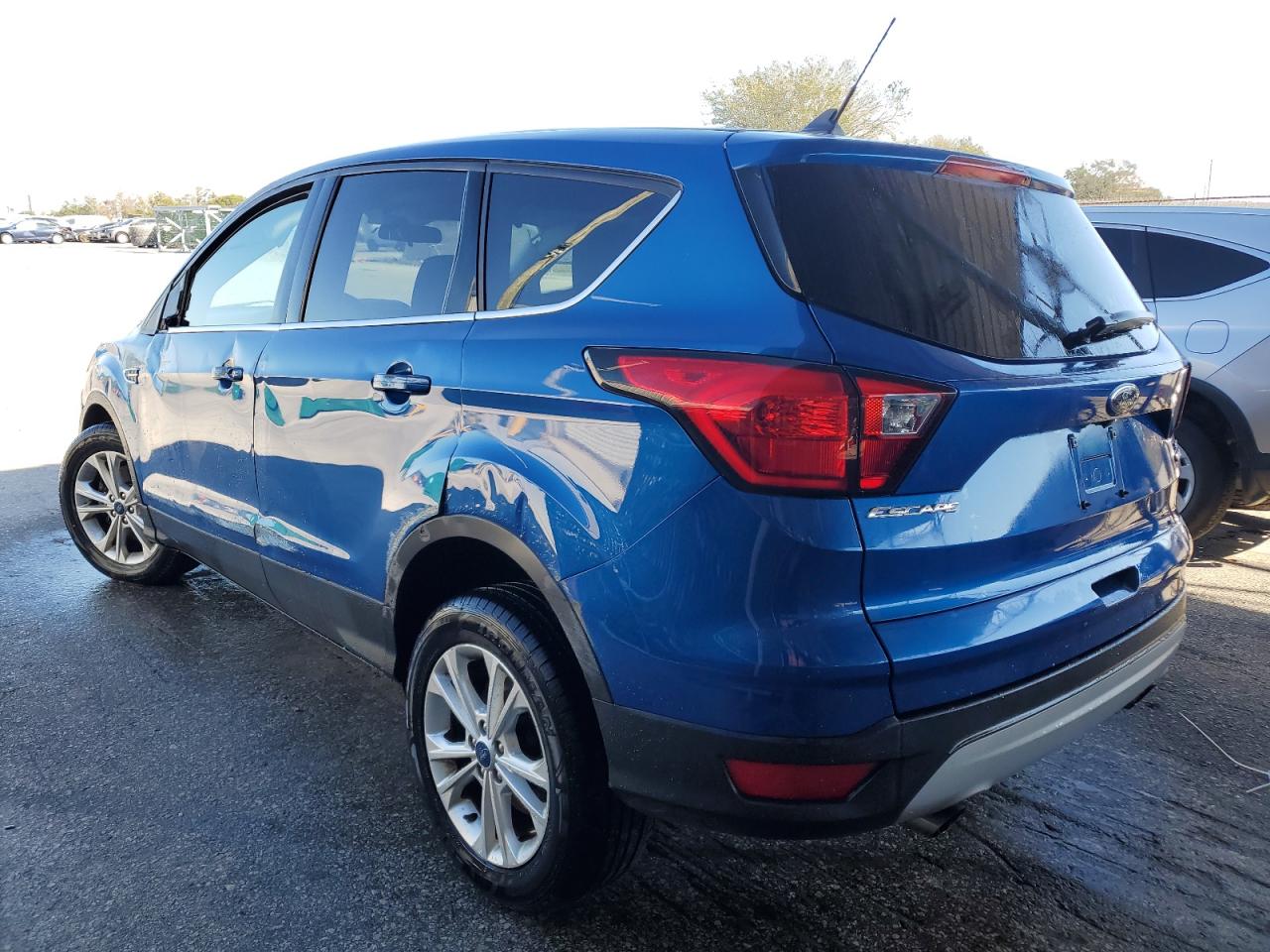 Image 2 of 2019 FORD ESCAPE SE 2019 with VIN 1FMCU9GD8KUB19100
