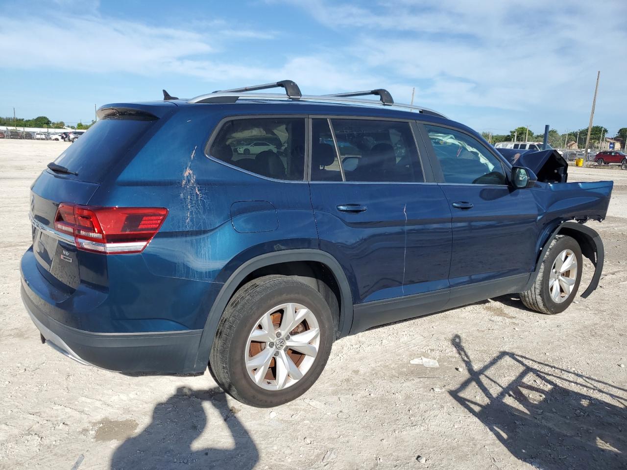 Image 3 of 2018 VOLKSWAGEN ATLAS SE 2018 with VIN 1V2KR2CA2JC570241