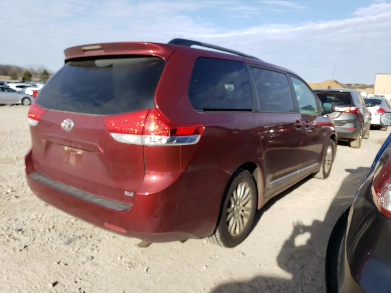 Изображение 3 2013 TOYOTA SIENNA XLE 2013 с VIN 5TDYK3DC2DS388709