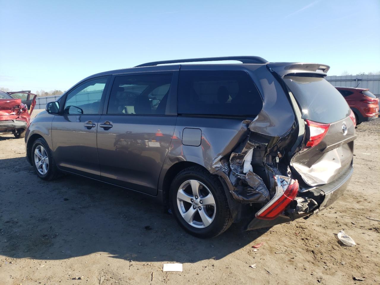 Obraz 2 z 2017 TOYOTA SIENNA LE 2017 z VIN 5TDKZ3DC2HS769208