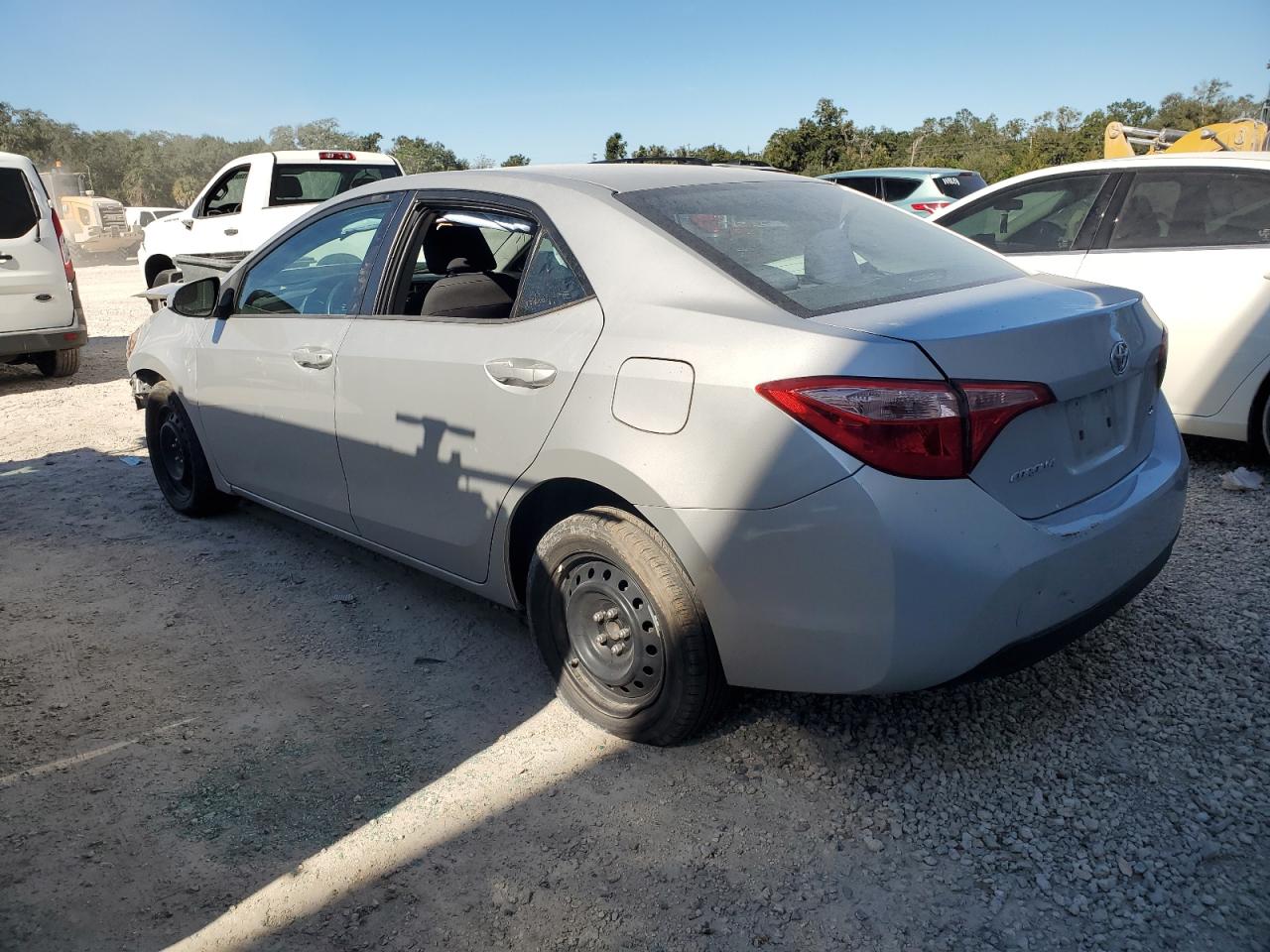 Image 2 of 2018 TOYOTA COROLLA L 2018 with VIN 5YFBURHE7JP846070