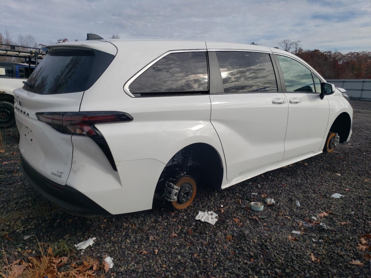 Изображение 3 2023 TOYOTA SIENNA LE 2023 с VIN 5TDKRKEC6PS161800