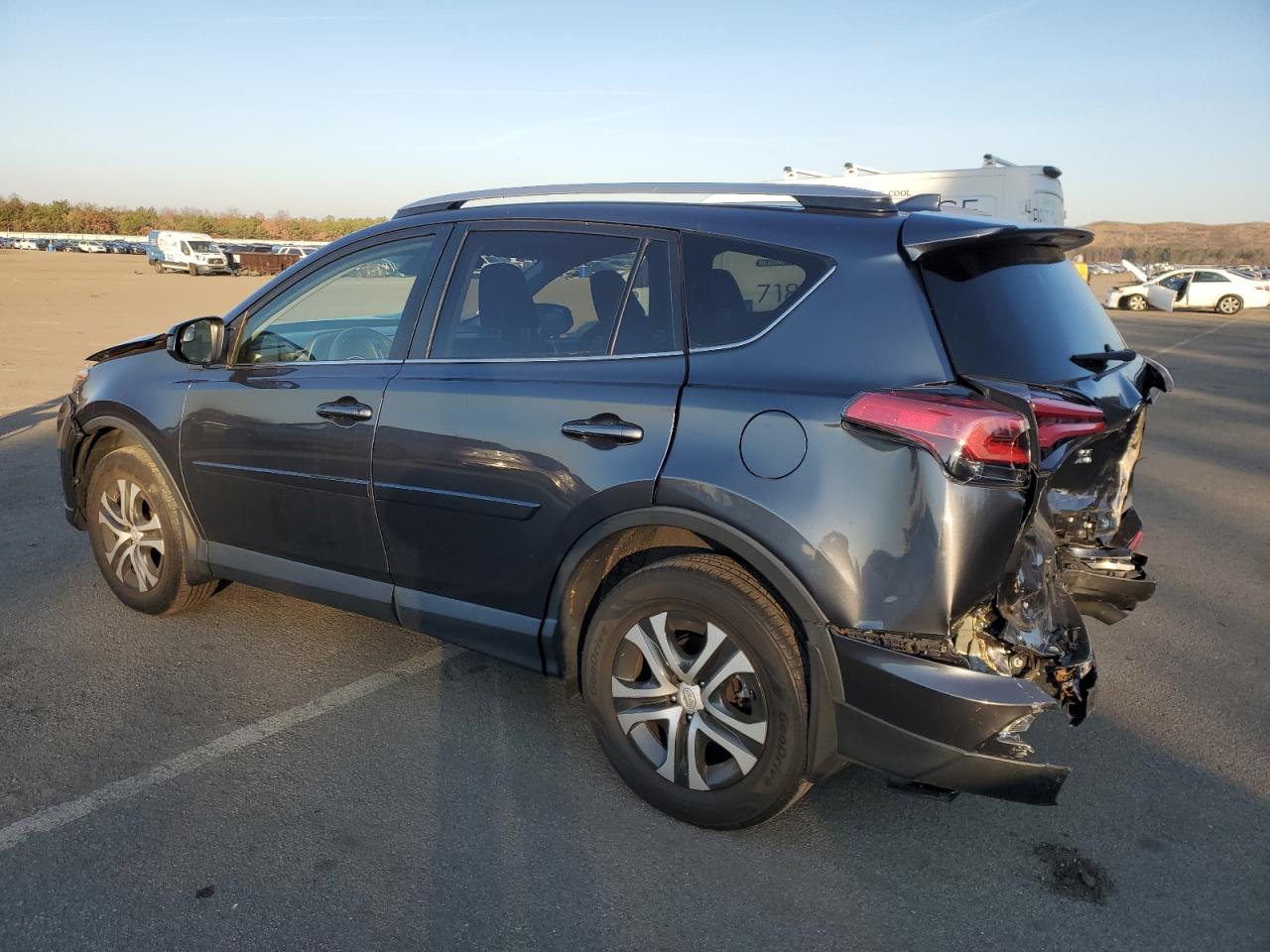 Obraz 2 z 2018 TOYOTA RAV4 LE 2018 z VIN JTMBFREV1JJ214006