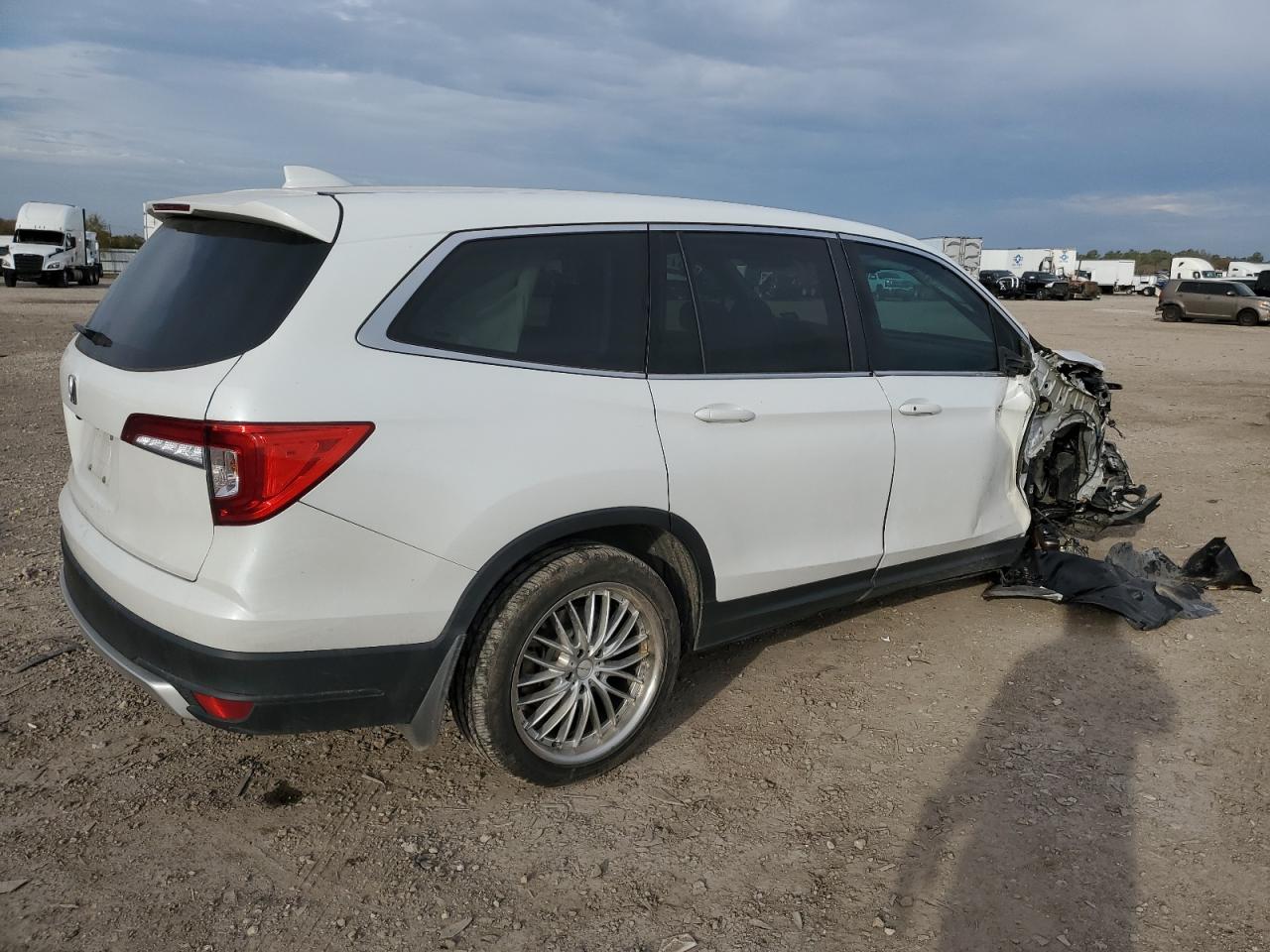 Image 3 of 2022 HONDA PILOT EXL 2022 with VIN 5FNYF5H51NB012133