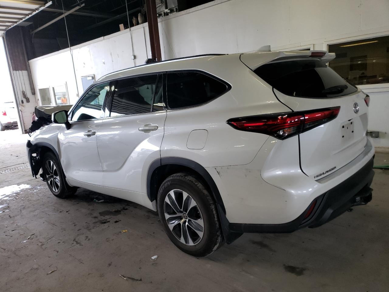 Image 2 of 2021 TOYOTA HIGHLANDER XLE 2021 with VIN 5TDGZRBH1MS137284
