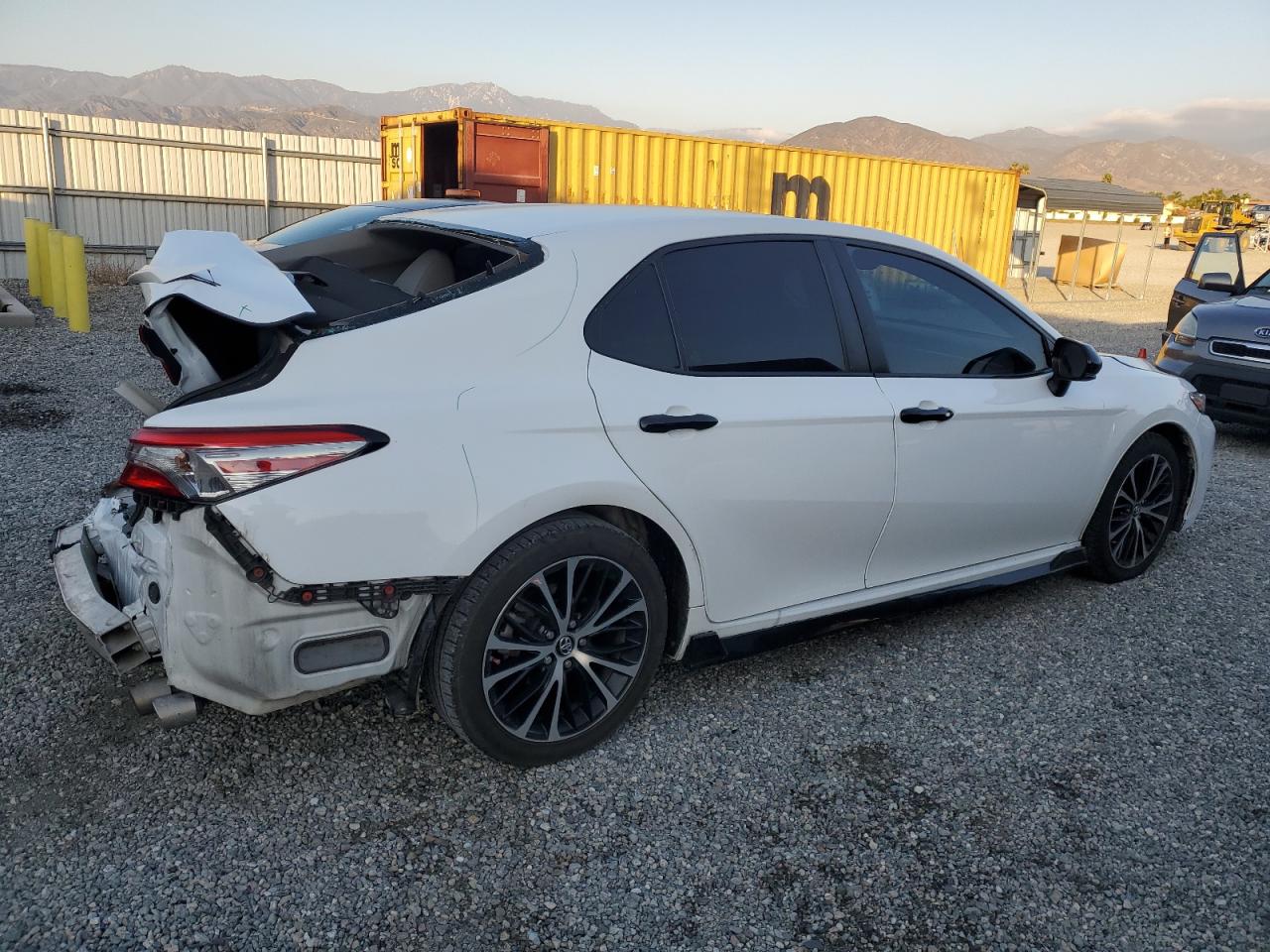 Obraz 3 z 2018 TOYOTA CAMRY L 2018 z VIN 4T1B11HK8JU063340