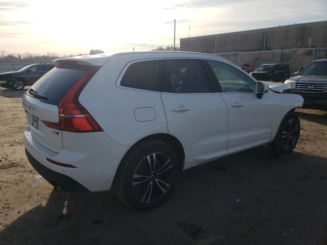 Image 3 of 2020 VOLVO XC60 T5 MOMENTUM 2020 with VIN YV4102RK4L1464764