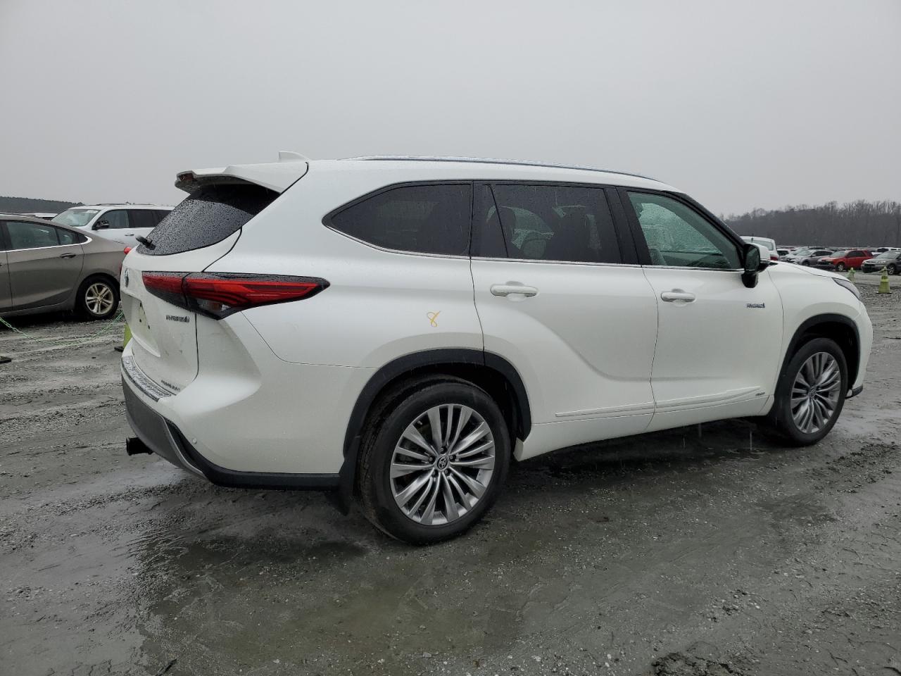 Obraz 3 z 2021 TOYOTA HIGHLANDER HYBRID PLATINUM 2021 z VIN 5TDEBRCH9MS015878