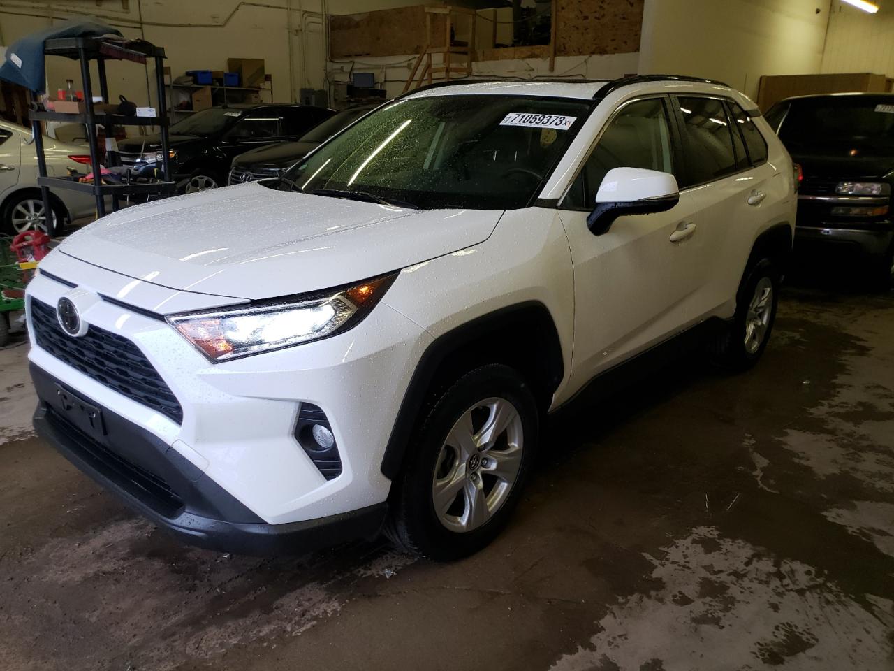 Изображение 1 2019 TOYOTA RAV4 XLE 2019 с VIN JTMP1RFV1KD511473