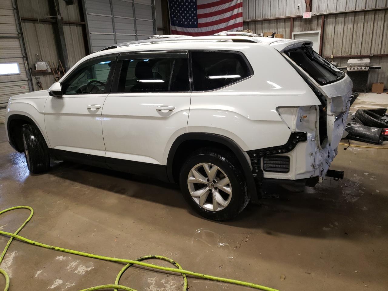 Image 2 of 2018 VOLKSWAGEN ATLAS SE 2018 with VIN 1V2CR2CA1JC562622