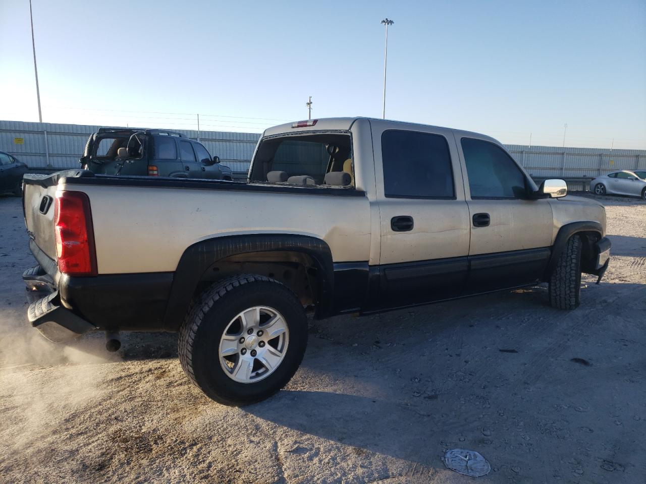 Image 3 of 2004 CHEVROLET SILVERADO C1500 2004 with VIN 2GCEC13T041414771