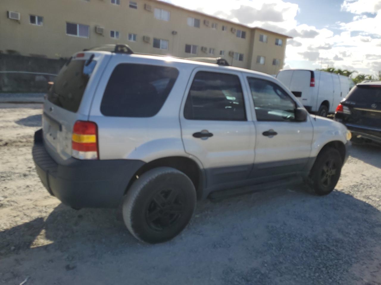 Image 3 of 2005 FORD ESCAPE XLS 2005 with VIN 1FMYU02Z55KB25148