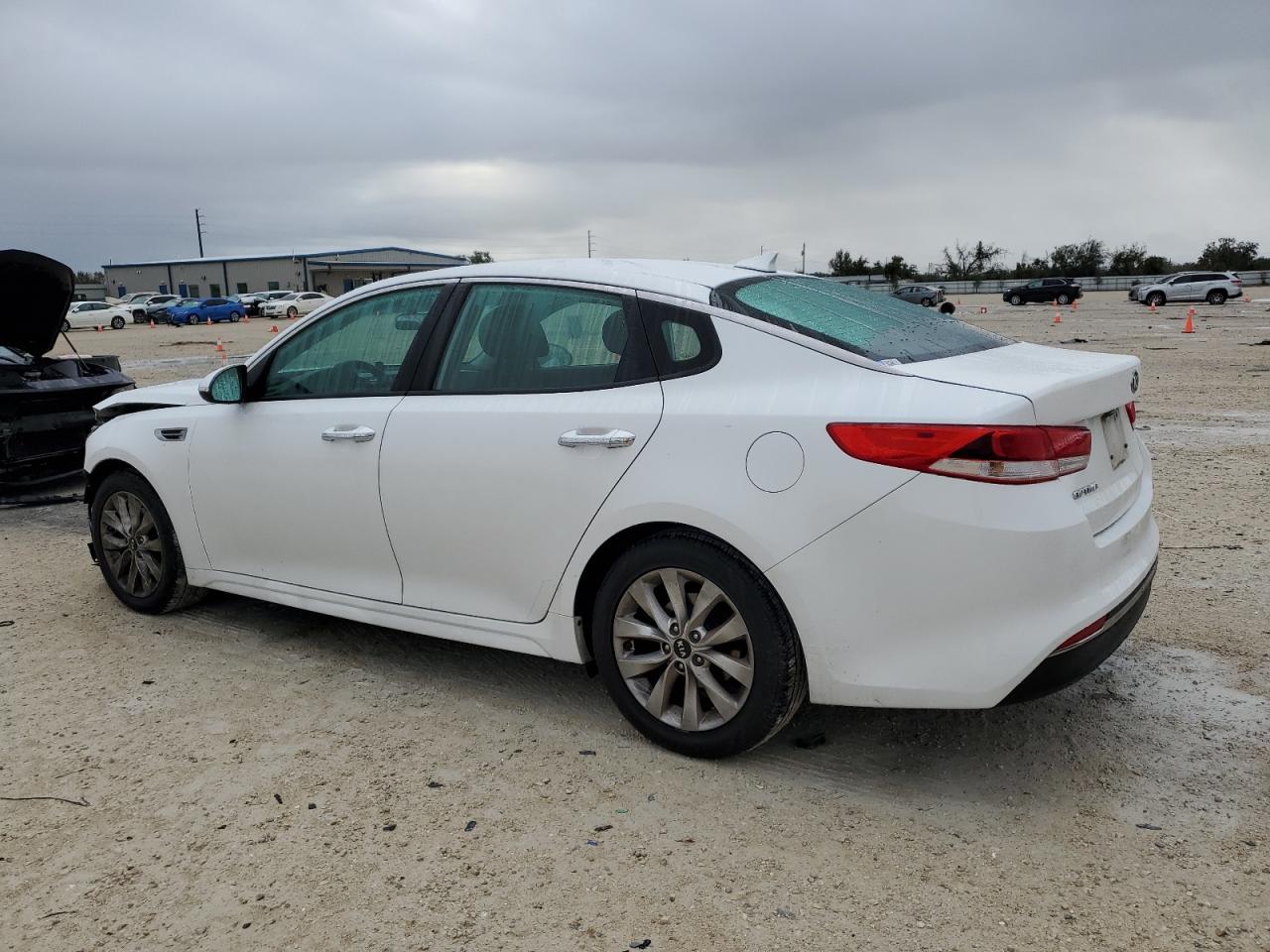 Obraz 2 z 2017 KIA OPTIMA LX 2017 z VIN 5XXGT4L35HG161439