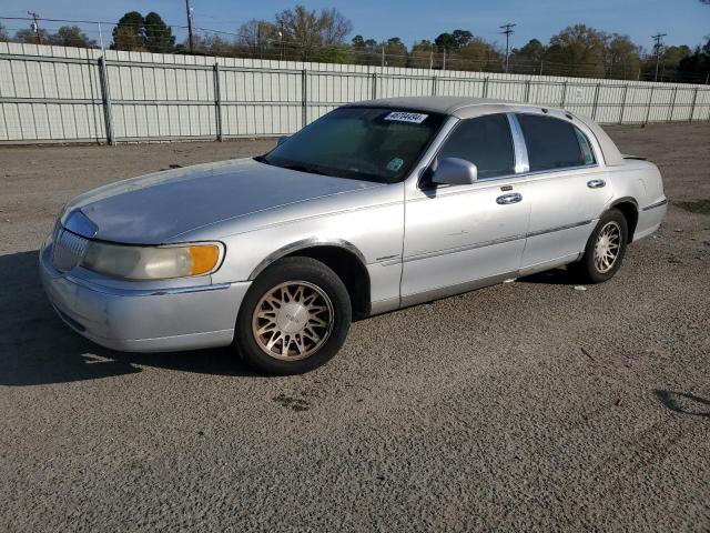 Image 1 of 2000 LINCOLN TOWN CAR SIGNATURE 2000 with VIN 1LNHM82W3YY864380