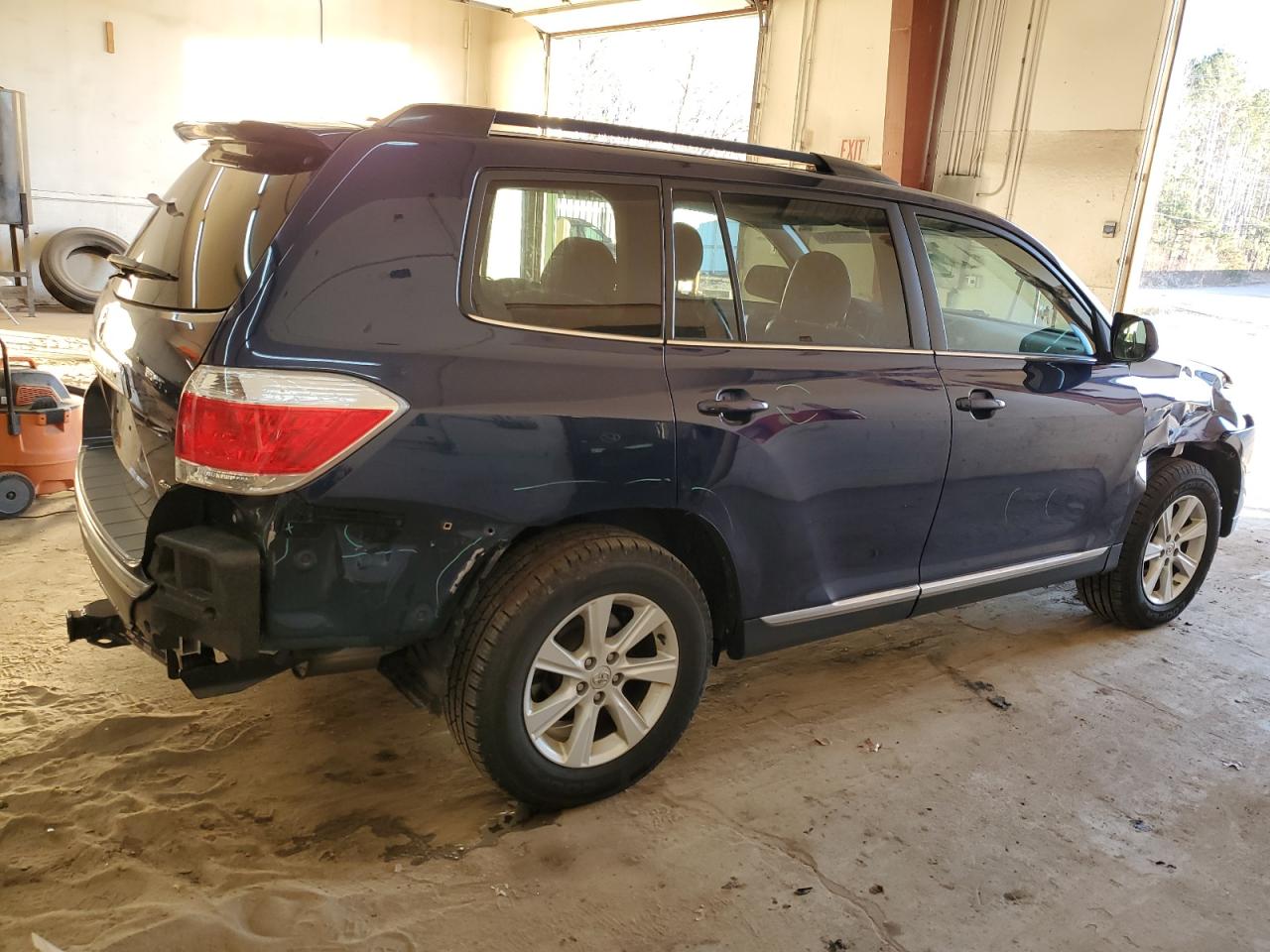 Изображение 3 2013 TOYOTA HIGHLANDER BASE 2013 с VIN 5TDBK3EH2DS250281