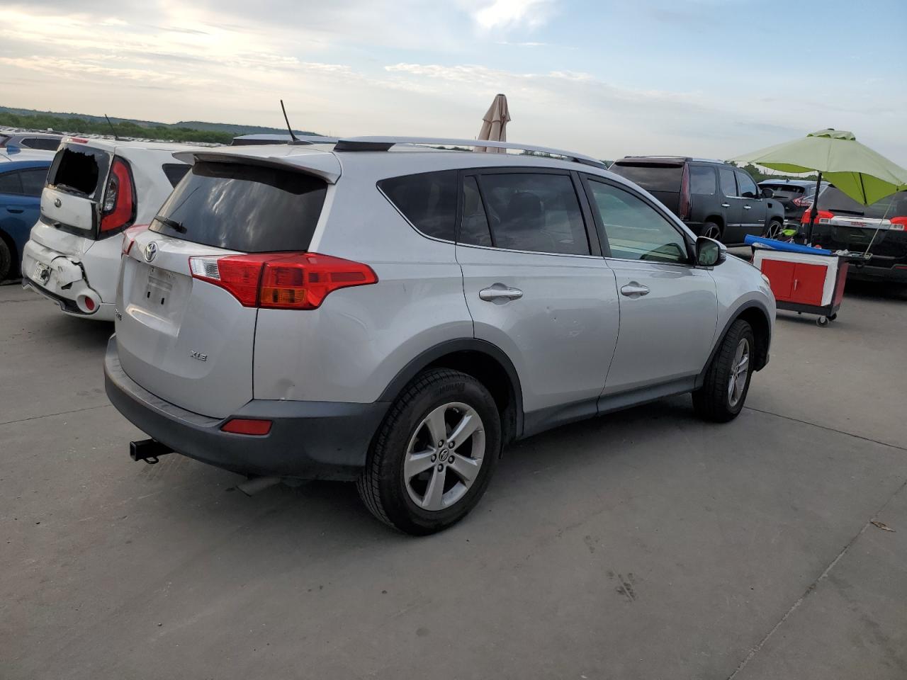 Obraz 3 z 2015 TOYOTA RAV4 XLE 2015 z VIN JTMWFREVXFJ038100