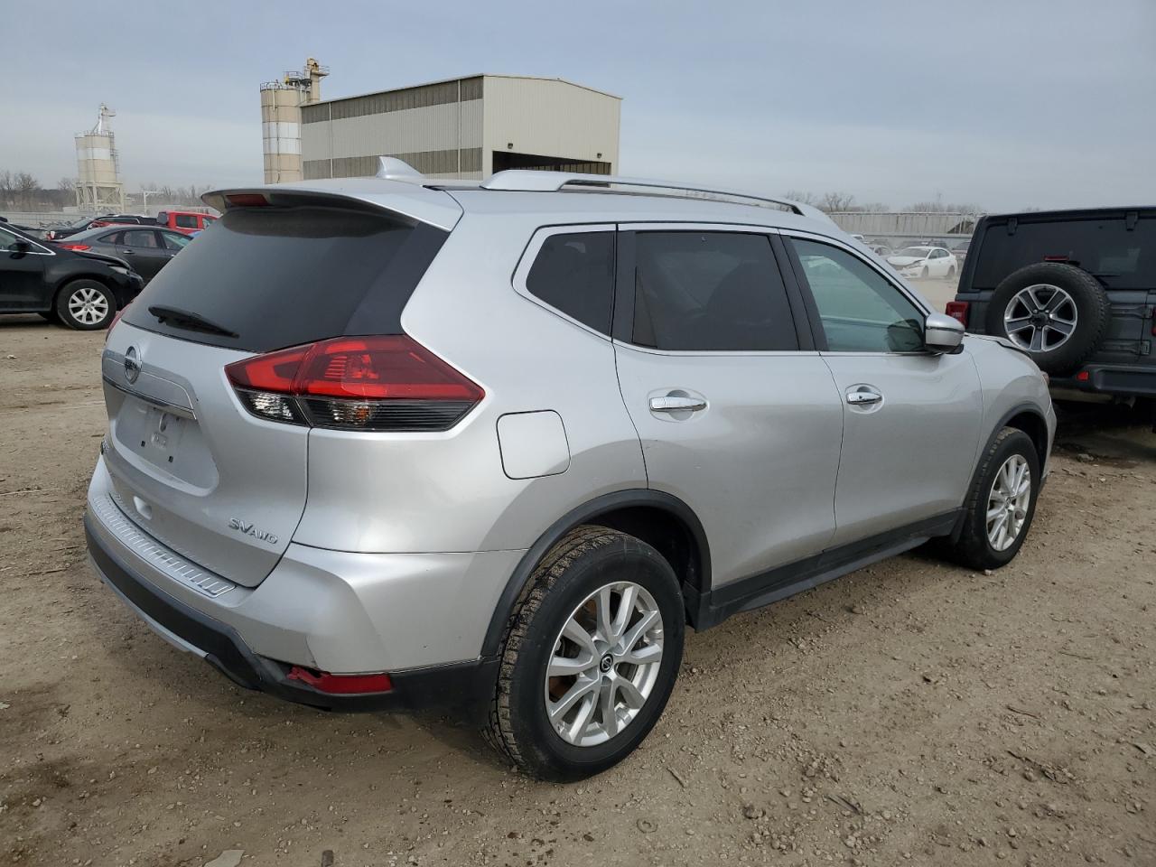 Obraz 3 z 2018 NISSAN ROGUE S 2018 z VIN KNMAT2MV8JP612274