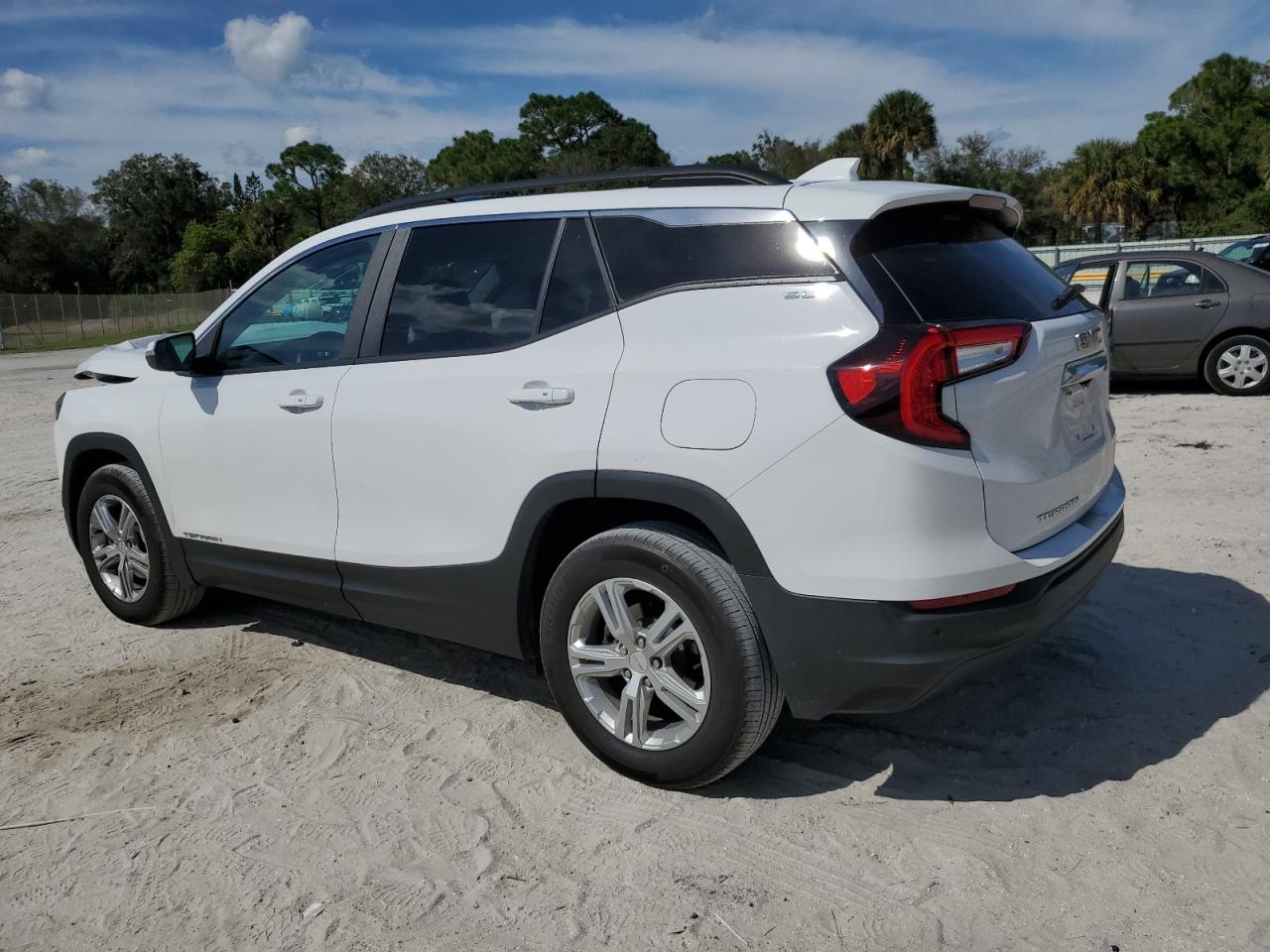 Obraz 2 z 2022 GMC TERRAIN SLE 2022 z VIN 3GKALMEV1NL115616