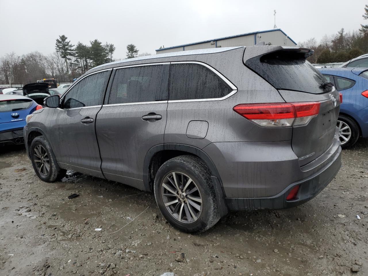 Image 2 of 2018 TOYOTA HIGHLANDER SE 2018 with VIN 5TDJZRFH1JS523828