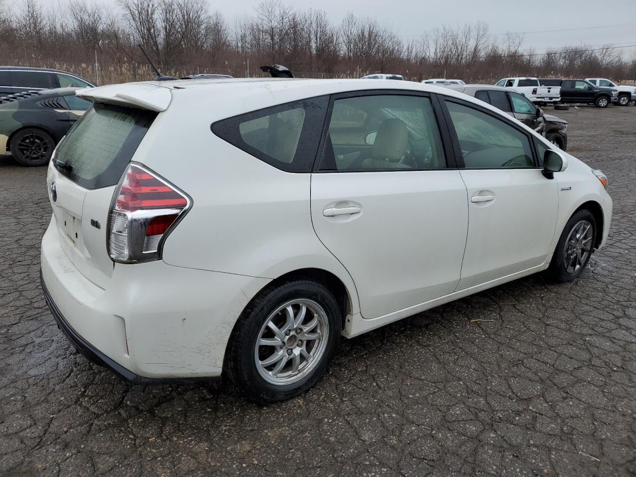 Image 3 of 2015 TOYOTA PRIUS V  2015 with VIN JTDZN3EU9FJ018487