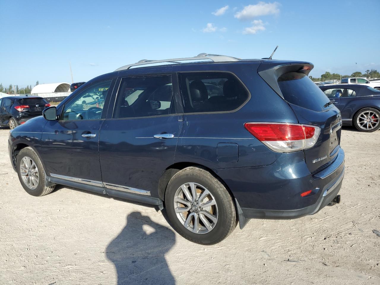 Image 2 of 2014 NISSAN PATHFINDER S 2014 with VIN 5N1AR2MN8EC636226