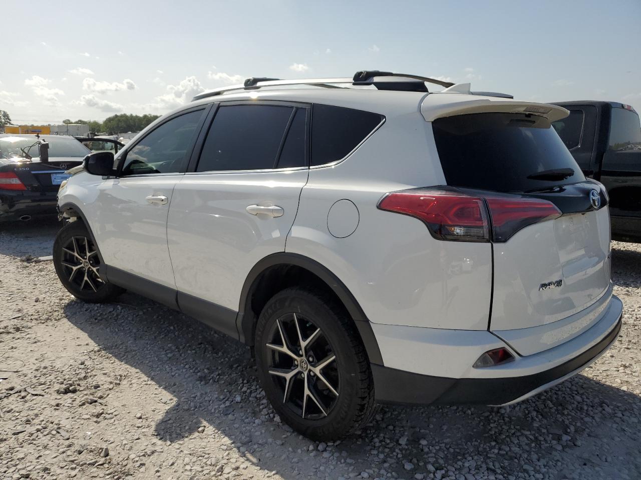 Изображение 2 2017 TOYOTA RAV4 SE 2017 с VIN JTMNFREV0HD108054