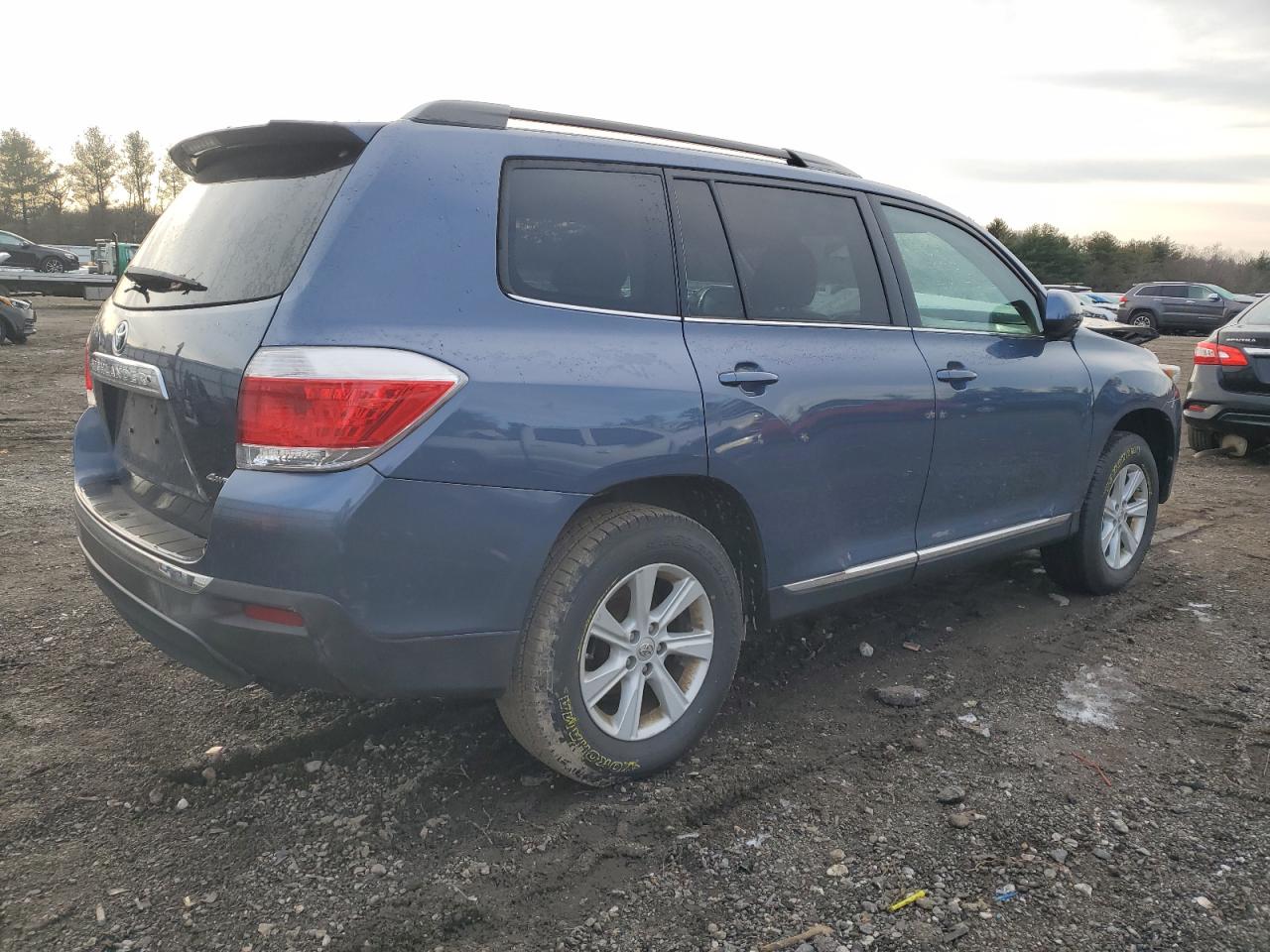 Image 3 of 2013 TOYOTA HIGHLANDER BASE 2013 with VIN 5TDBK3EH4DS211076