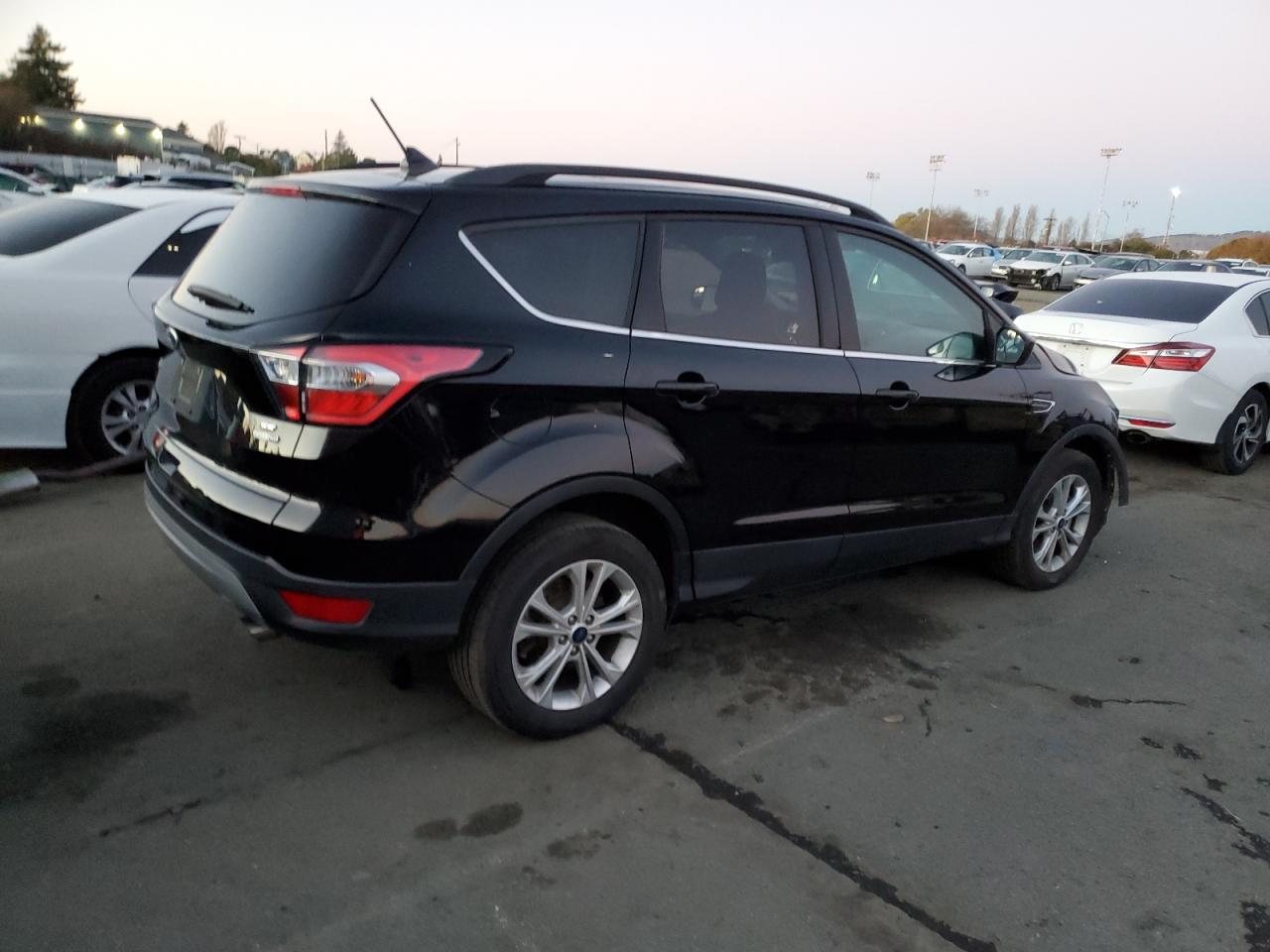 Изображение 3 2018 FORD ESCAPE SE 2018 с VIN 1FMCU9GD4JUB44834