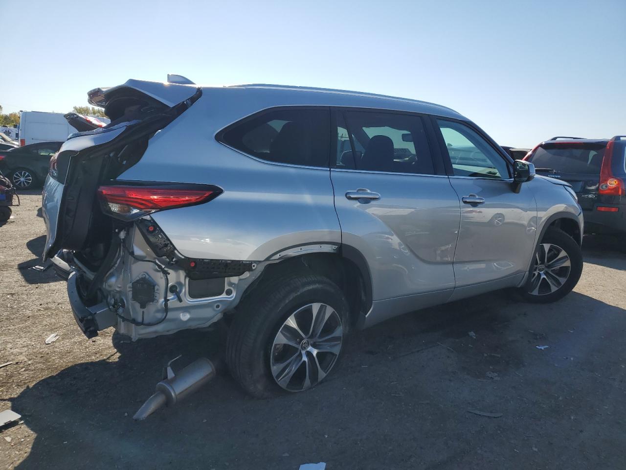 Image 3 of 2021 TOYOTA HIGHLANDER XLE 2021 with VIN 5TDGZRBH9MS553602